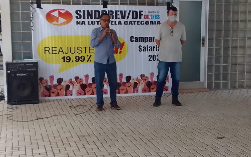Em assembleia, servidores aprovam proposta de reajuste linear