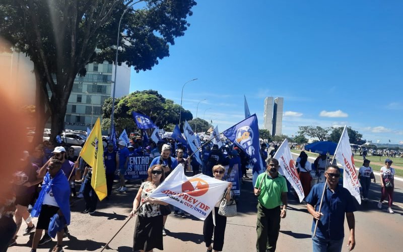 Diretores participam da marcha dos Servidores Públicos Federais.